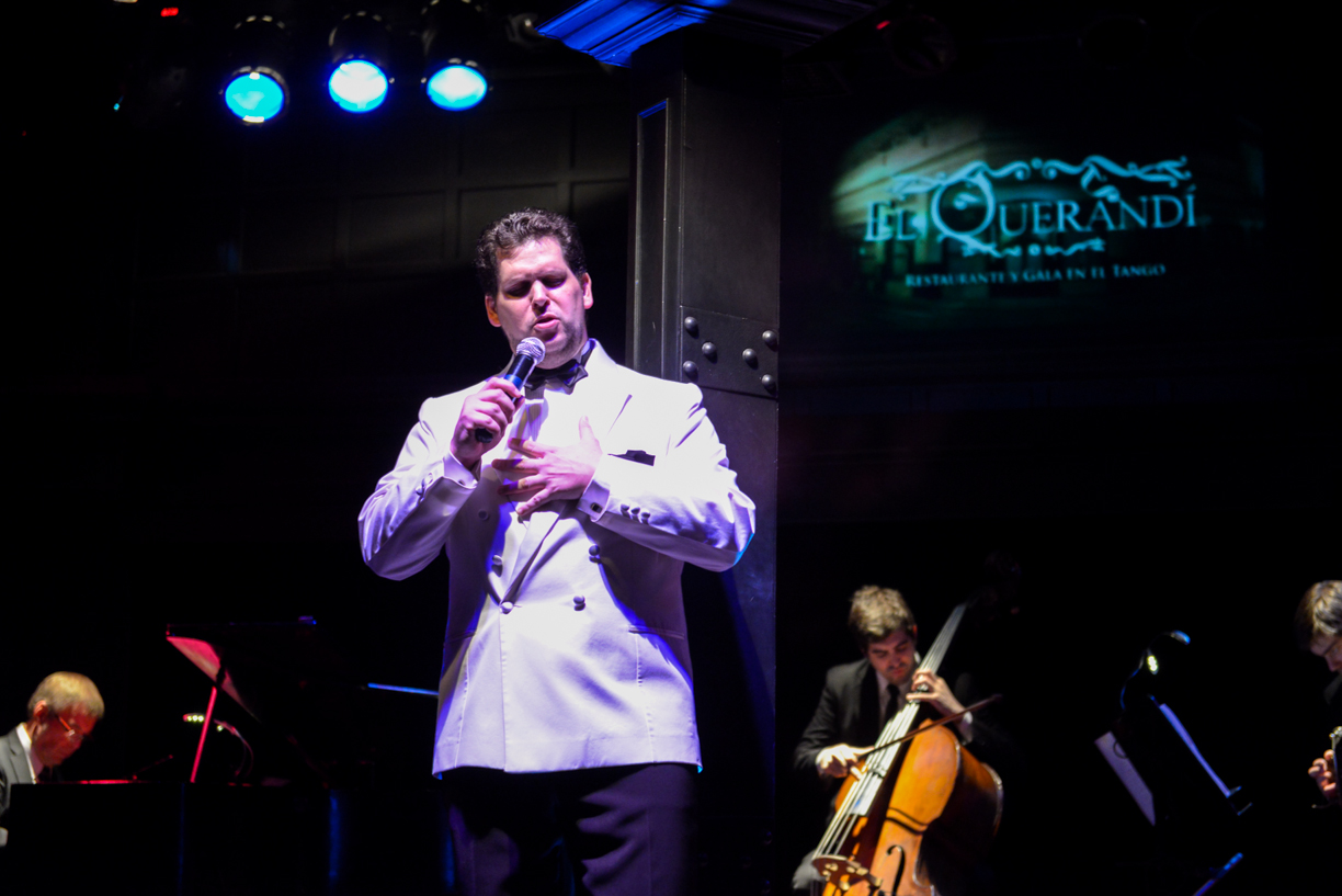 Gabriel Mores interpretando um clássico do tango com sua elegância característica no palco do El Querandí em San Telmo.